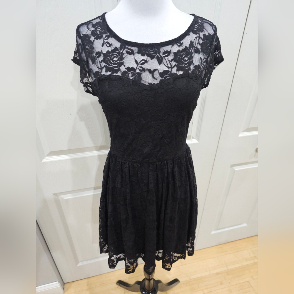 Sexy Goth Sleeveless Forever 21 Floral Lace Little Black Mini Skater Dress S NWT - Picture 3 of 8
